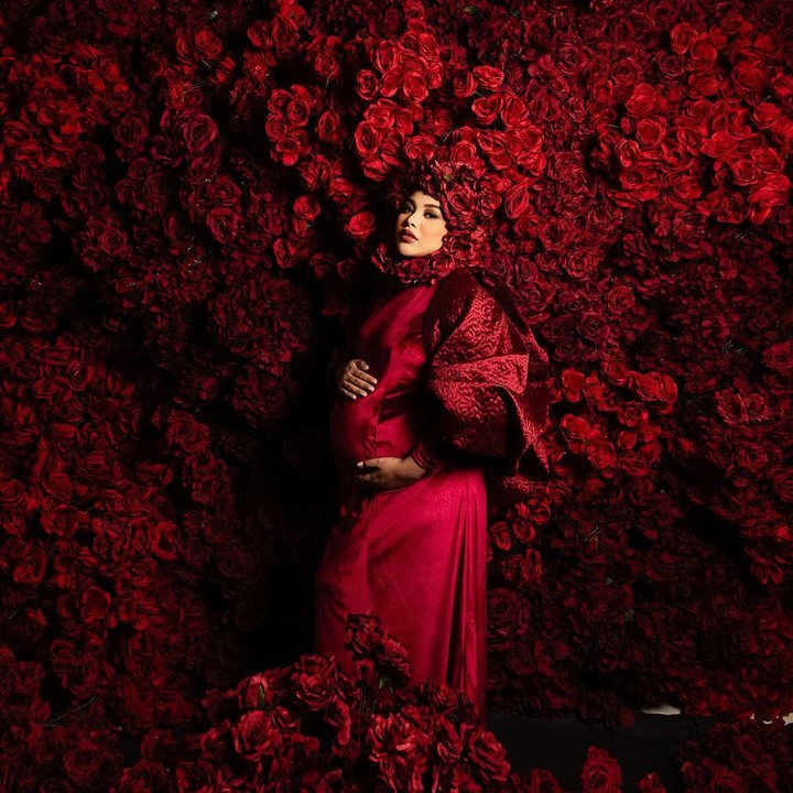 <p>Di kehamilan keduanya, Aurel diketahui pernah beberapa kali melakukan <em>maternity shoot</em> dengan beberapa tema yang berbeda. Salah satu yang pernah dilakukan adalah maternity shoot dengan menggunakan setelan tuksedo. Kali ini, ia mencoba konsep berbeda yang unik, namun tetap menampilkan <em>pregnancy glowing</em> kehamilan keduanya. (Foto: Instagram: @aurelie.hermansyah)</p>