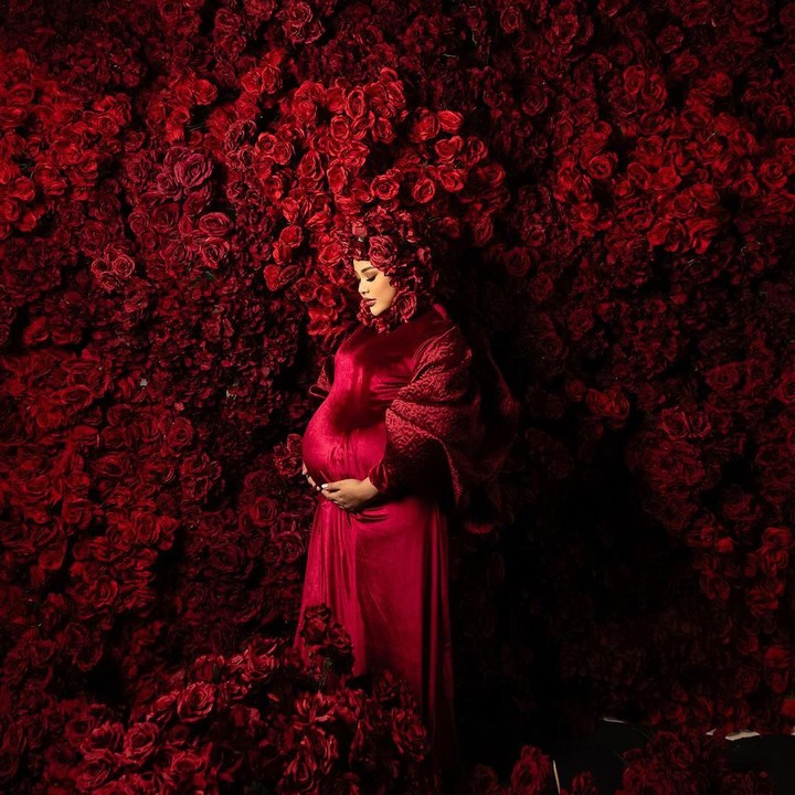 <p>Pada <em>maternity shoot</em> kali ini, Aurel tampil dalam balutan gaun berwarna merah hati dan hiasan kepala berupa bunga-bunga. Gaun berbahan satin yang digunakan Aurel membuatnya terlihat sangat cantik dan elegan. (Foto: Instagram @aurelie.hermansyah)</p>