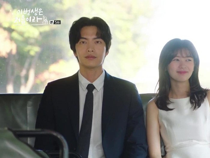 Because This My First Life Adegan di Dalam Bus/Foto: IMDb Korea Selatan Melarang Melakukan 5 Hal Ini, Turis Wajib Tahu