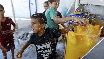 Tentara Israel Serang Warga Gaza saat Antre Air Minum, 6 Tewas Serangan Israel di sebuah bangunan kota Gaza menewaskan 6 orang yang tengah mengantre air bersih.