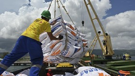 FOTO: Bulog Aceh Diguyur Pasokan Beras Impor 6.600 Ton dari Vietnam