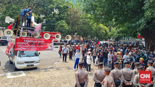 Aksi menyampaikan pendapat massa yang menuntut Firli dicopot dari jabatan ketua KPK terkait dugaan pemerasan SYL mendapat pengawalan ketat polisi.