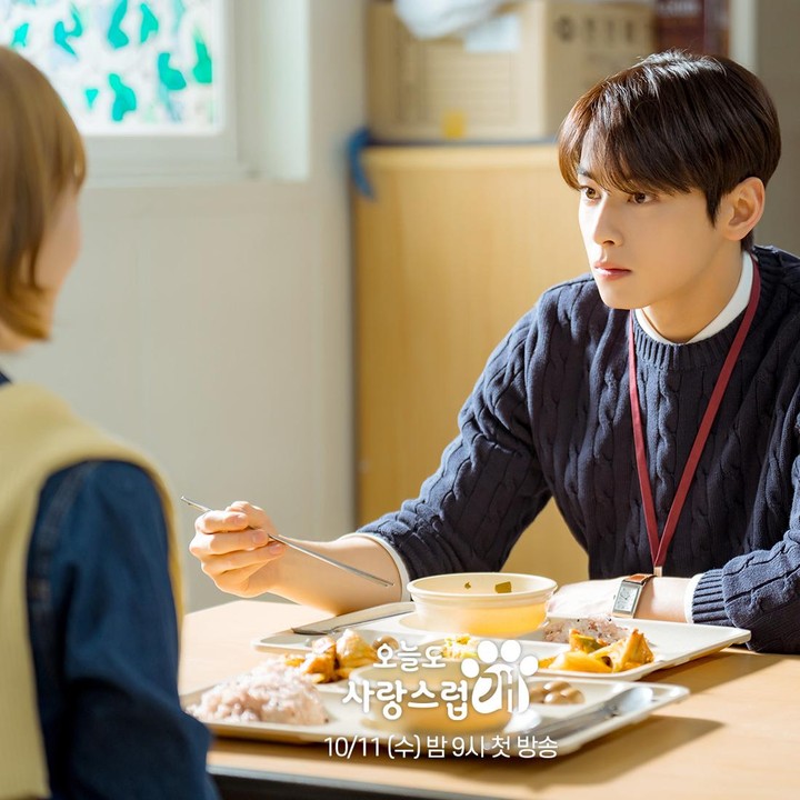 <p>Di foto ini, karakter Cha Eun Woo, Jin Seo-won, sedang makan siang bersama karakter Park Gyu Yeong, Han Hae-na. Mukanya Cha Eun Woo kelihatan serius sekali ya, Bunda? Kira-kira, mereka sedang membicarakan apa, ya? (Foto: Instagram @mbcdrama_now)</p>