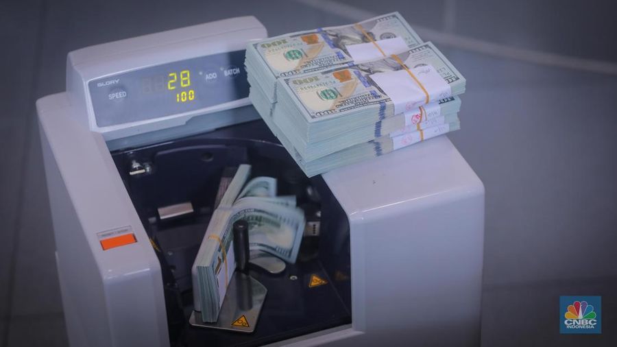 Ilustrasi Dolar Amerika Serikat (AS) di Valuta Inti Prima (VIP) Money Changer, Menteng, Jakarta, Rabu (11/10/2023). (CNBC Indonesia/Faisal Rahman)