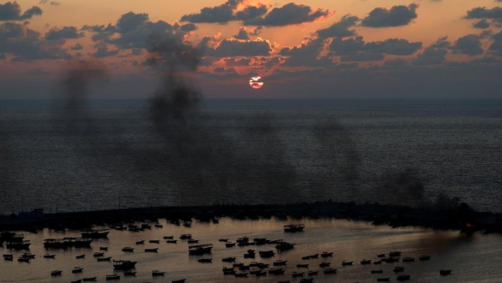 Smoke rises after Israeli strikes on the seaport of Gaza City, in Gaza, October 10, 2023. REUTERS/Mohammed Salem