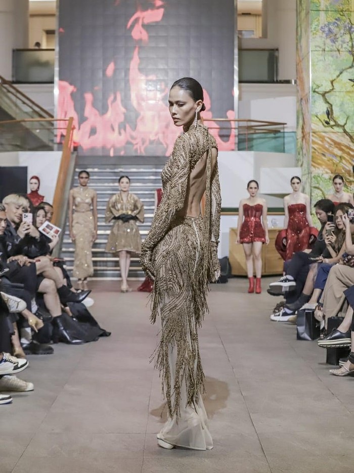 Suka tantangan, Julianto berharap bisa menggunakan teknik fabric manipulation lagi untuk koleksi berikutnya, tapi dengan pola yang lebih rumit lagi. Baginya, menaklukan tantangan sulit membawa kebahagiaan untuknya/ Foto: Courtesy of JULIANTO