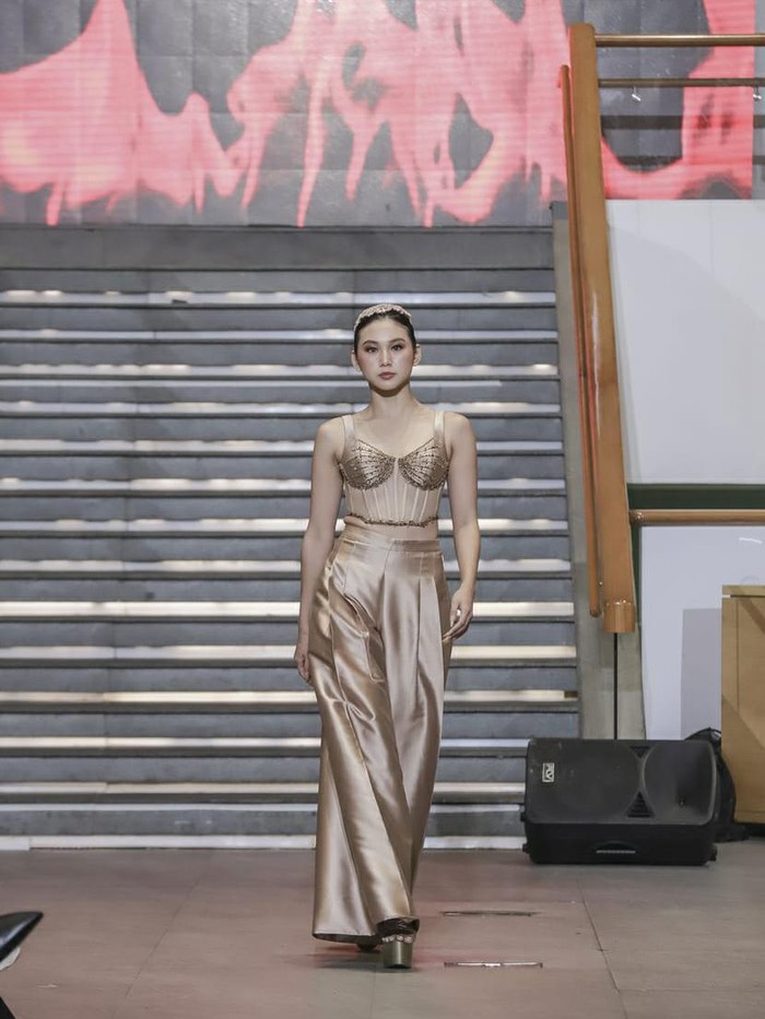 Lewat Emerging Talents Milan (ETM), Julianto berkesempatan unjuk karya di kota tempat ia bersekolah dulu, Milan. Momen spesial itu diambil untuk menampilkan desain khas Julianto, menonjolkan sisi feminin perempuan yang mewah, elegan, seksi, dan berkelas/ Foto: Courtesy of JULIANTO