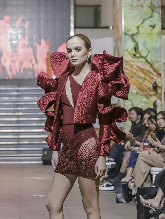 Sebanyak 10 looks couture ditampilkan, berpatok pada inspirasi Api dan Tanah. Api sebagai penggambaran perjalanan sang desainer dalam berkarya yang selalu membara, sedangkan tanah di mana kaki berpijak menyiratkan pantang patah semangat/ Foto: Courtesy of JULIANTO