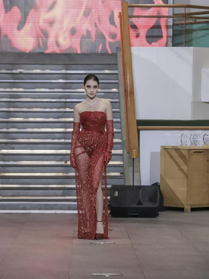 Rona merah dan perunggu mendominasi kesepuluh tampilan yang dipresentasikan, seperti gaun bersiluet sleek hingga bervolume, korset nuansa glamor dengan detail payet, hingga celana palazzo. Sementara perpaduan material see-through menegaskan kesan seksi/ Foto: Courtesy of JULIANTO