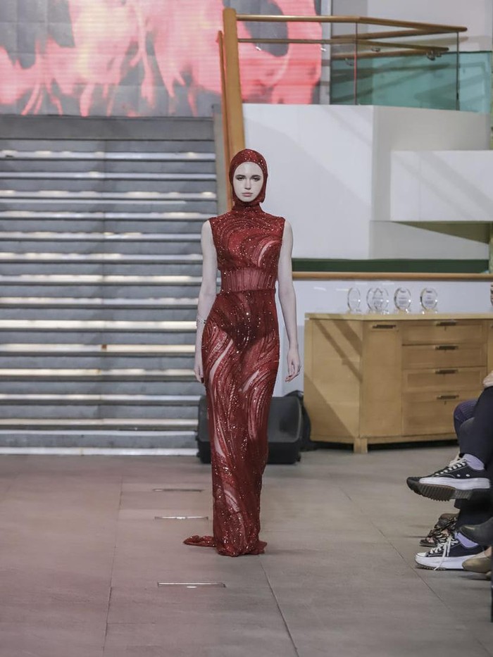 Melalui press conference (10/10), Julianto menjelaskan koleksi FLAMES diperkuat oleh detail. Misalnya detail cukup rumit tampak pada lewat susunan beads dengan gradasi yang 