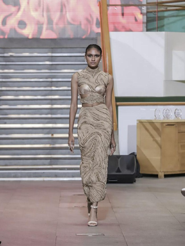 Busana ini, misalnya. Tekstur ulir dan payet jadi elemen utama untuk beri bentuk 