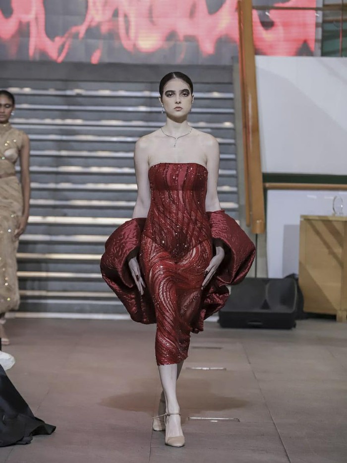 Sementara untuk teknik quiliting bisa dilihat dari outer penyempura strapless dress berikut. Berawal dari bahan polos satin duchess, Julianto mengolahnya agar konsisten dengan inspirasi. 