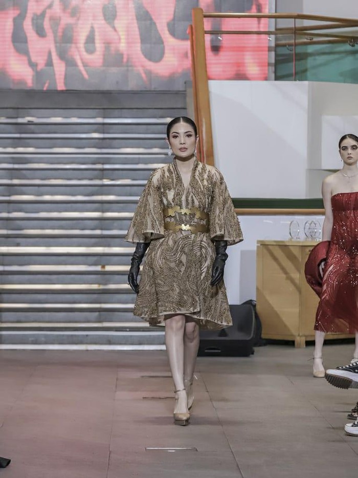 Pengerjaannya pun harus mengikuti alur yang tepat. Dibuat terlebih dahulu fabric manipulation-nya, lalu disusun satu per satu untuk buat tampilan ulir, kemudian bagian atas di-sum lagi dan ditambahkan embellishment agar berkesan glam. Bisa bayangkan betapa istimewanya, Beauties?/ Foto: Courtesy of JULIANTO