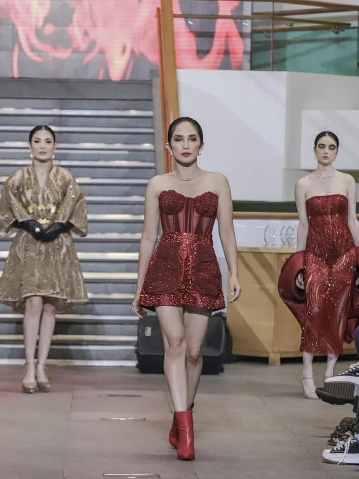 Sederet busana indah itu juga dipresentasikan oleh 3 muse JULIANTO, yaitu Ussy Sulistiawaty, Nindy Ayunda, dan Miss Indonesia 2022 Audrey Vanessa Susilo/ Foto: Courtesy of JULIANTO