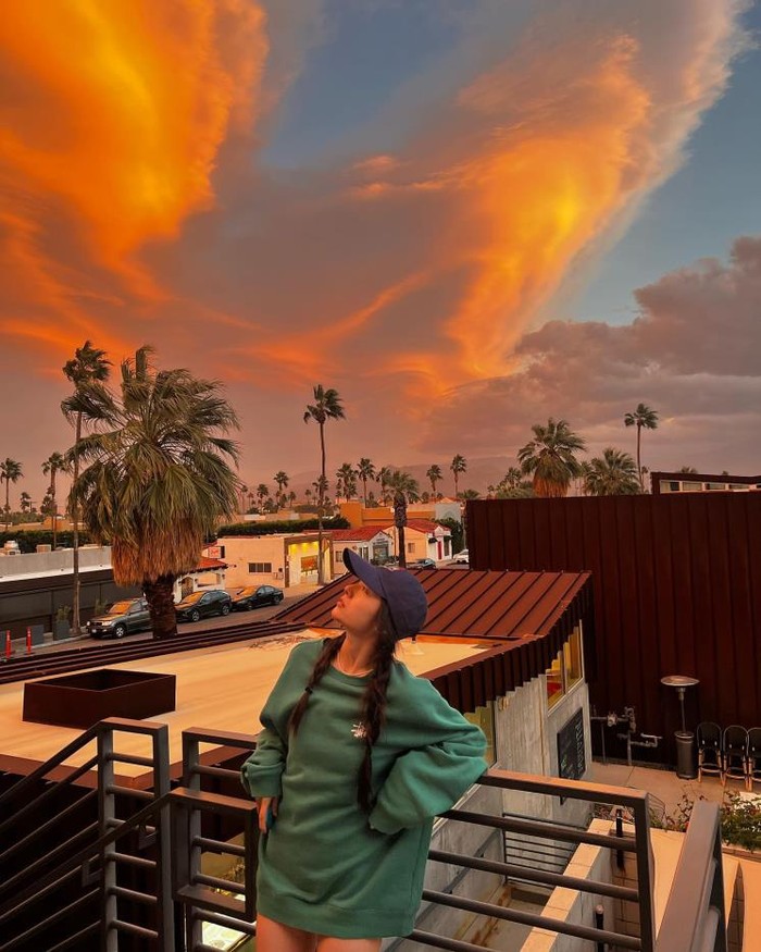 Krystal Jung tampil seksi dengan sweater oversized hijau yang menutupi celananya. Ia juga menambah kesan cool dengan mengenakan topi navy, membuatnya tetap cantik dan stylish./ Foto: elle.co.kr