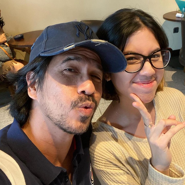 <p>Menikah dengan Milasari Wardhani pada 2002, personel band The Dance Company Ariyo Wahab dikaruniai tiga orang putri, Bunda. Anak pertamanya bernama Kyra Wahab dan kini sudah menjelma menjadi perempuan dewasa.(Foto: Instagram @ariyowahab)<br /><br /><br /></p>
