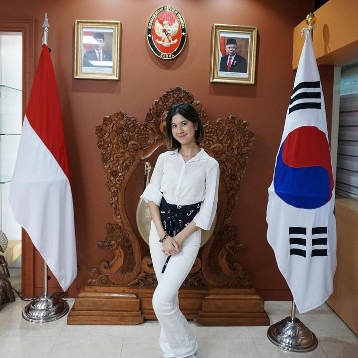 <p>Diketahui, putri sulung Ariyo Wahab ini bertolak ke Negeri Gingseng sejak September lalu. Berikut potret Kyra saat mengunjungi Kedutaan Besar Republik Indonesia di Korea.(Foto: Instagram @ariyowahab)<br /><br /><br /></p>