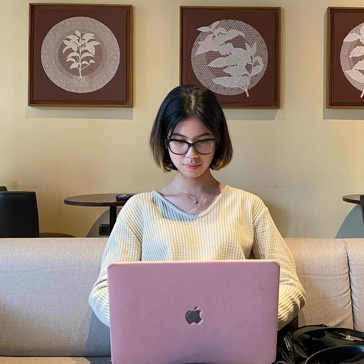 <p>Ya, Kyra sudah berusia 19 tahun pada November 2021 lalu. Saat ini, Kyra juga tengah menjalani kuliah di Korea Selatan, lho. (Foto: Instagram @ariyowahab)<br /><br /><br /></p>