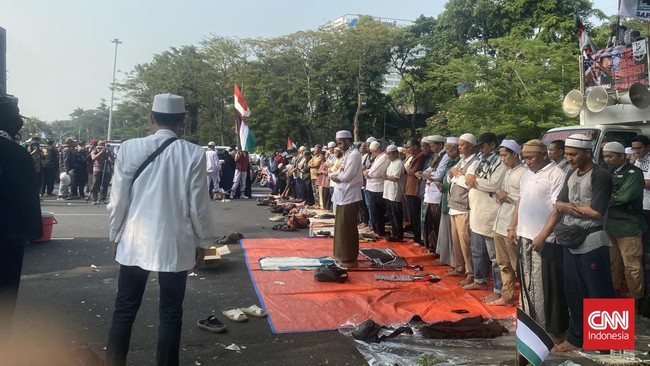 Massa aksi sempat menggelar salat Ashar berjemaah di tengah demonstrasi di depan Kantor Kedutaan Besar Amerika Serikat (AS) pada Rabu (11/10) ini.