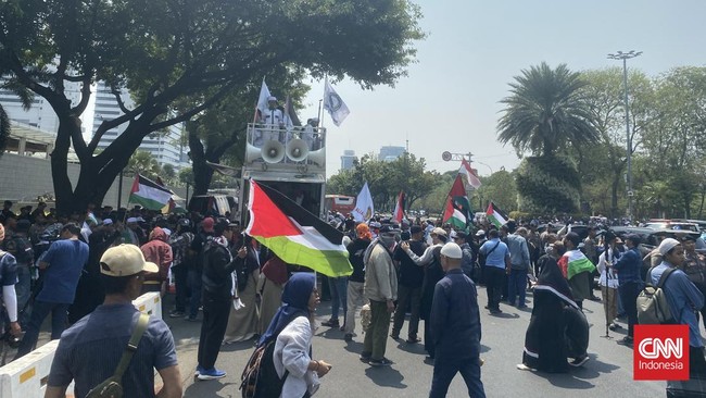 Massa aksi bela Palestina mulai menggelar demonstrasi di depan kantor Kedutaan Besar Amerika Serikat yang mendukung penyerangan Israel ke Palestina.