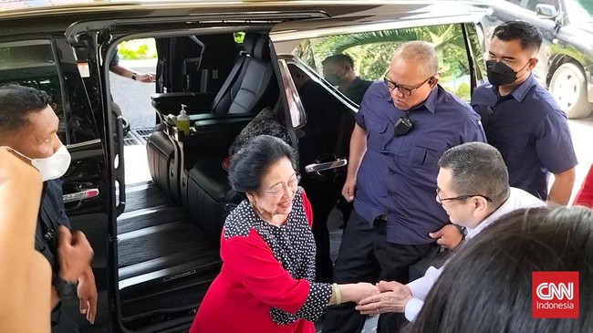 Ketua Umum PDIP Megawati Soekarnoputri disambut langsung oleh Ketum Perindo Hary Tanoesoedibjo saat hadir dalam rapat TPN Ganjar Pranowo.