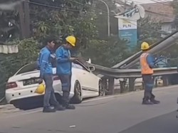 Mercy Tabrak Tiang Listrik di Jalan Jakarta-Bogor, Lalin Sempat Macet
