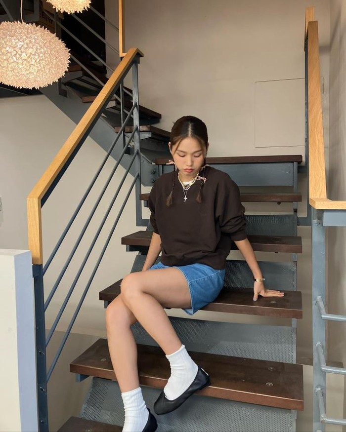Mimi memamerkan nuansa musim gugur dengan sweater berwarna coklat tua yang dipadukan dengan celana pendek denim. Ia tampil khas dengan memakai kaus kaki serta flat shoes, yang telah menjadi gaya andalannya./ Foto: elle.co.kr