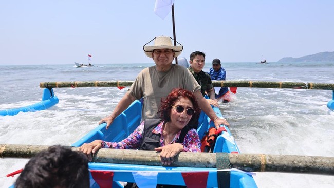 Dalam pertemuan dengan Menteri KKP Susi Pudjiastuti, Prabowo Subianto juga memberikan bantuan sebanyak 10 kapal kepada para nelayan.