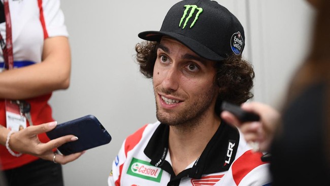 Pembalap LCR Honda Alex Rins menantang netizen Indonesia setelah mengenakan pakaian tenun dan batik jelang MotoGP Mandalika 2023, 13-15 Oktober.