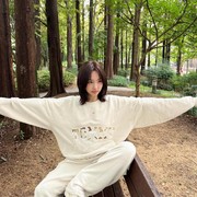 8 Inspirasi OOTD Sweater Ala Selebriti Korea, Casual Namun Tetap Stylish!