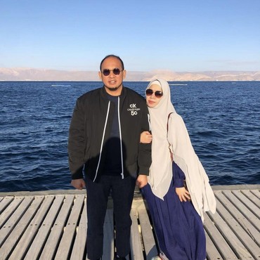 Penampilan Sederhana Ibunda Azizah Salsha di Pelantikan Andre Rosiade Jadi Sorotan