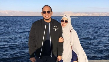 img-title Penampilan Sederhana Ibunda Azizah Salsha di Pelantikan Andre Rosiade Jadi Sorotan