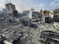 Video Pilu Warga Gaza Cari Sisa Makanan di Bawah Reruntuhan Rumah
