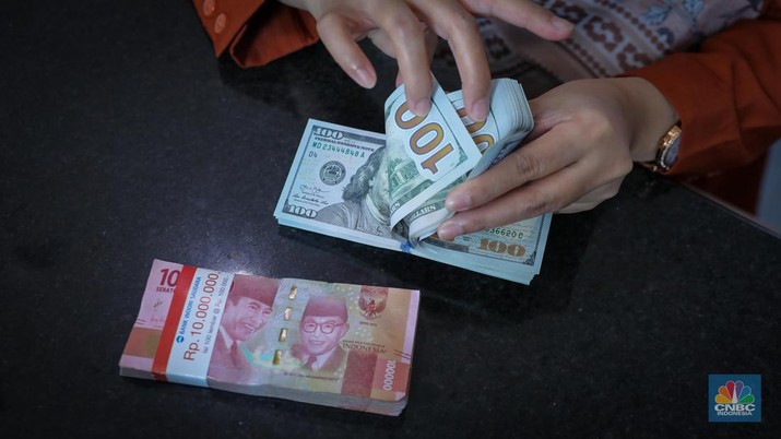Penukaran uang dolar (AS) dan rupiah di Valuta Inti Prima (VIP) Money Changer, Menteng, Jakarta, Rabu (11/10/2023). (CNBC Indonesia/ Faisal Rahman)