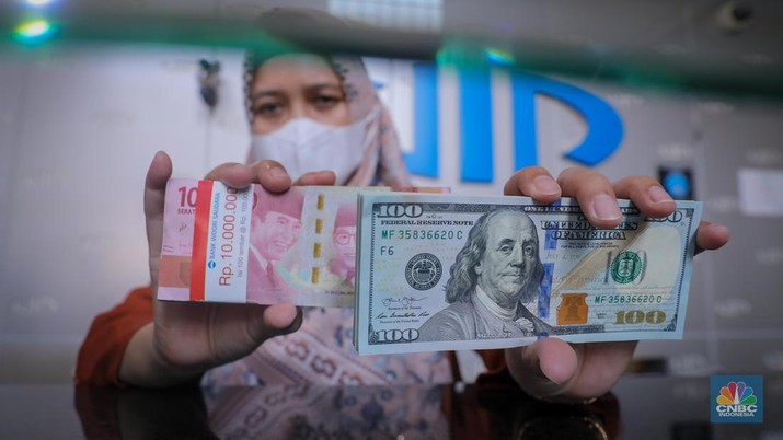 Penukaran uang dolar (AS) dan rupiah di Valuta Inti Prima (VIP) Money Changer, Menteng, Jakarta, Rabu (11/10/2023). (CNBC Indonesia/ Faisal Rahman)