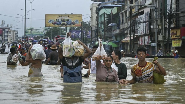 Pj Gubernur DKI Jakarta Heru Budi Hartono meminta tim siaga bencana mewaspadai bencana banjir yang diperkirakan akan terjadi pada Februari mendatang.
