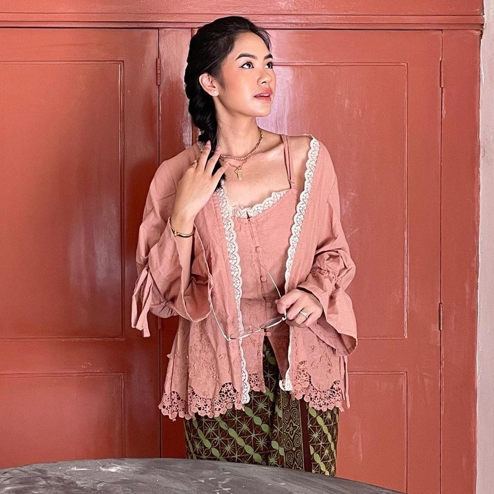 <p>Putri Solo dengan paras anggun menawan ini cukup terkenal di media sosial. Bahkan, ia memiliki banyak pengikut di akun Instagram maupun TikTok. (Foto: Instagram @raniaayamin)<br /><br /><br /></p>