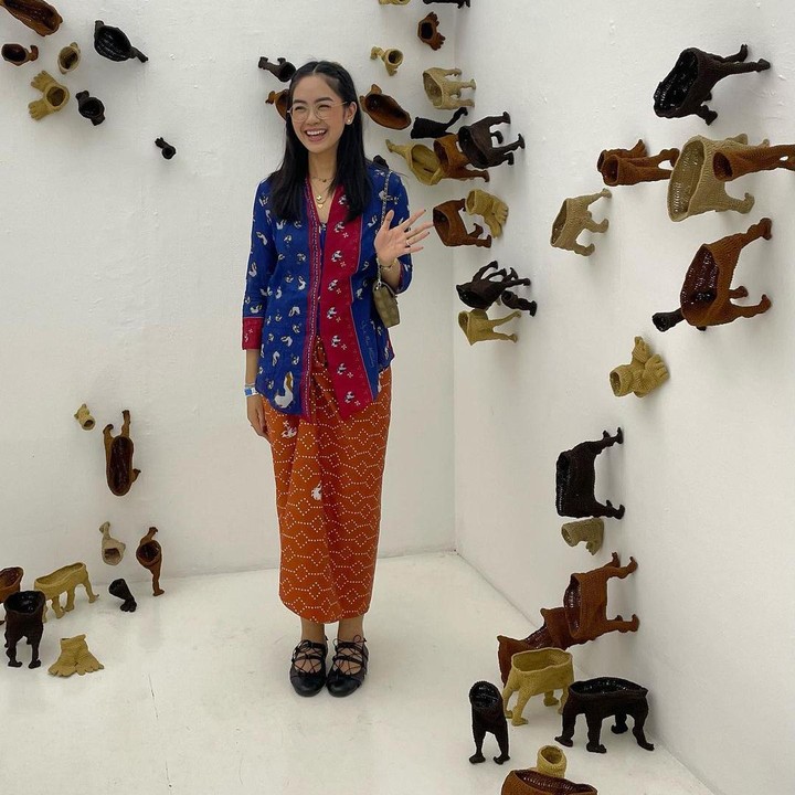 <p>Pakaian khas Indonesia ini sering ia pakai dalam keseharian. Tak hanya dalam acara khusus, outfit ini juga ia kenakan saat melakukan aktivitas lain seperti berkunjung ke museum. (Foto: Instagram @raniaayamin)<br /><br /><br /></p>