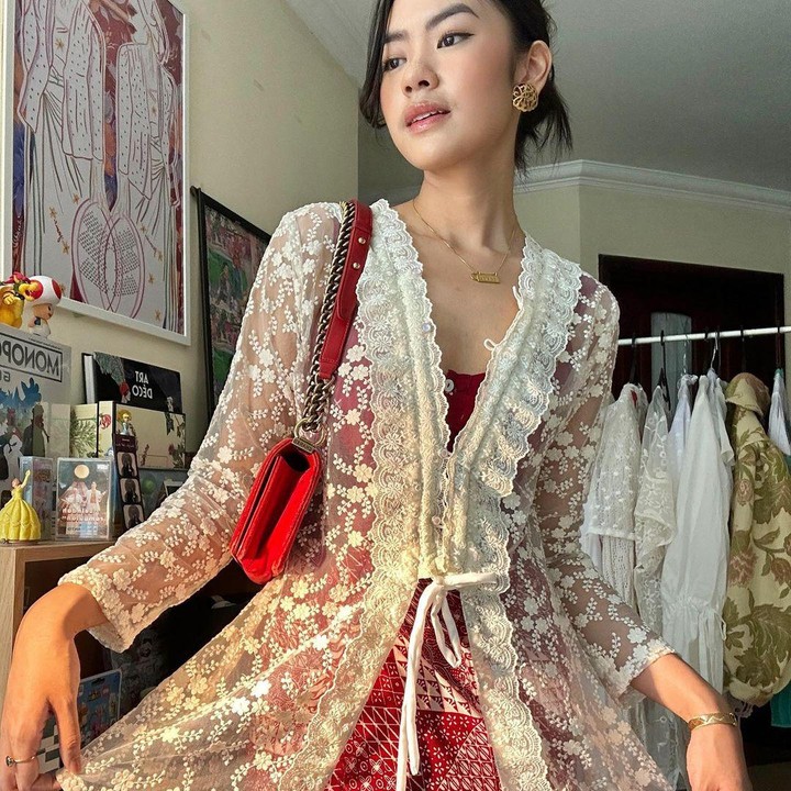 <p>Dalam akun media sosial tersebut, Rania Yamin kerap membagikan beragam konten. Ini termasuk konten OOTD hariannya. (Foto: Instagram @raniaayamin)<br /><br /><br /></p>