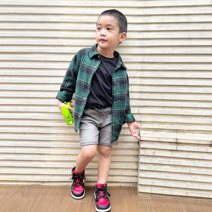 <p>"<em>Barakallah fi umrik</em> adek sehat <em>walafiat</em>, panjang umur dan saleh ganteng, aminn," kata seorang netizen. "<em>Happy birthday</em>. Sehat, panjang umur dan selalu dalam lindungan Allah ya anak sholeh," doa netizen lainnya. (Foto: Instagram: @nsyakieb85)</p>