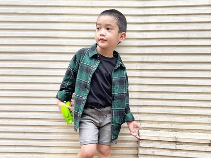 Jarang Terlihat, 7 Potret Tampan Anak Laki-laki Nabila Syakieb di Usia 4 Tahun
