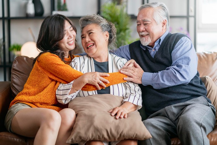 Rukun dengan orang tua/Sumber: Freepik/@Lifestylememory Rukun dengan orang tua/Sumber: Freepik/@Lifestylememory