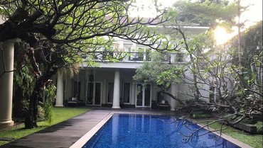 img-title Dikenal Sederhana, Intip 10 Potret Rumah Mewah Jusuf Hamka Bos Jalan Tol Ada Lift