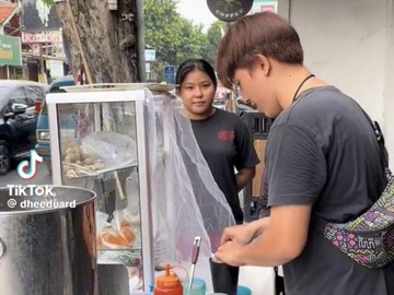 7 Potret Sidik Eduard Aktor FTV yang Kini Jualan Cilok di Pinggir Jalan