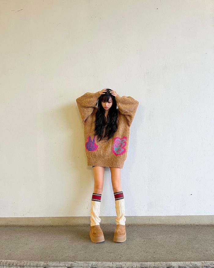 Soyeon (G)I-dle tampil sweet dengan sweater oversized coklat yang panjang hingga menutupi celananya. Ia melengkapi tampilannya dengan sepatu berwarna senada yang membuatnya terlihat cool dan swag, khas dengan gaya ala Soyeon./ Foto: elle.co.kr