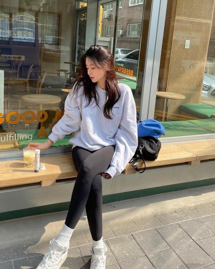 Sweater abu-abu merupakan bagian penting dari One Mile Wear. Kwon Nara memilih sweater santai yang dipadukan dengan legging. Gayanya terlihat kasual dan simple dengan kaus kaki putih dan sepatu kets./ Foto: elle.co.kr