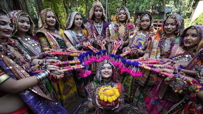 FOTO: Cerah Merona Tari Garba dari India