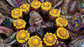FOTO: Cerah Merona Tari Garba dari India