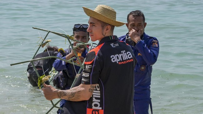 Maverick Vinales memamerkan video momen sedang memancing, snorkeling, dan surfing di Lombok usai MotoGP Mandalika Pertamina Grand Prix of Indonesia 2023.