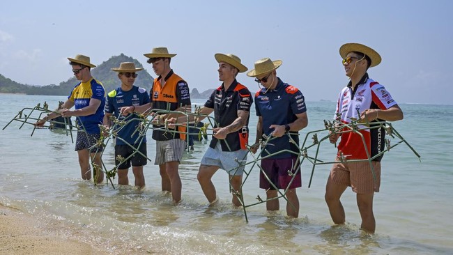 Para pembalap tampak sangat antusias menari Gandrung, menanam terumbu karang, hingga bersih-bersih pantai di Lombok jelang MotoGP Mandalika 2023.